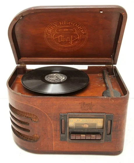 Collector's Antique Mahogany Heritage Gramophone